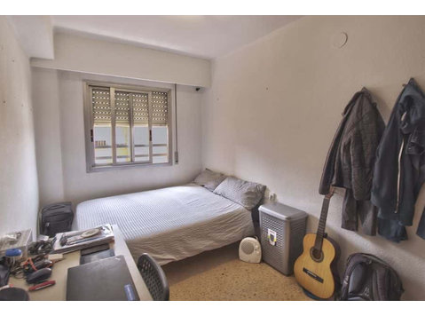 Habitación en piso de 7 habitaciones en Ciutat Jardi - Pisos