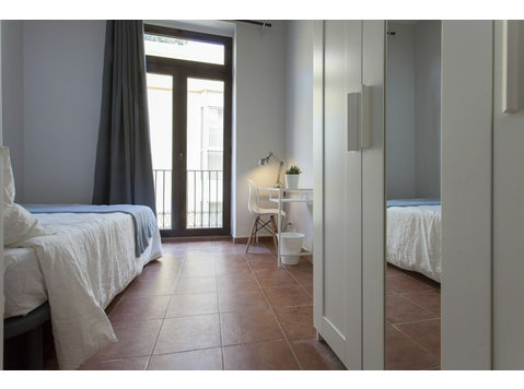 Luminosa habitación doble con balcón en Valencia - Apartments
