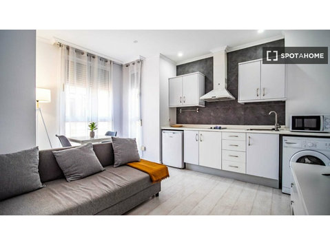 Apartamento minimalista de 1 dormitorio en alquiler en… - Pisos