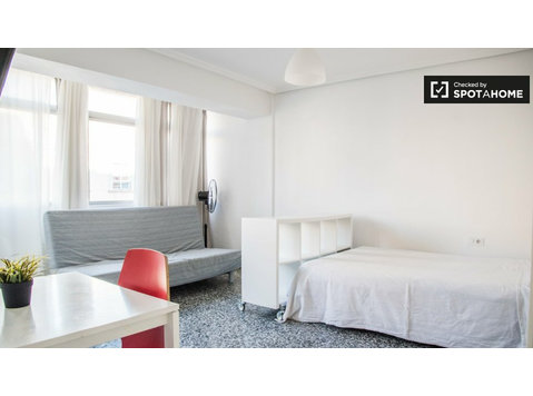 Modern studio apartment for rent, Camins al Grau, Valencia - Apartments