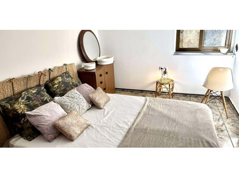 Single Bed in Rooms for rent in 4-bedroom apartment in… - Apartemen