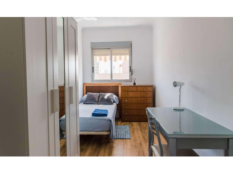 Single Bed in Rooms for rent in beautiful 5-bedroom… - 아파트