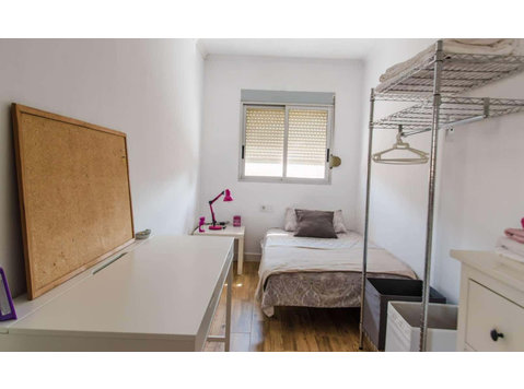 Single Bed in Rooms for rent in beautiful 5-bedroom… - 아파트
