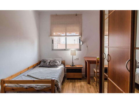 Single Bed in Rooms for rent in beautiful 5-bedroom… - Dzīvokļi