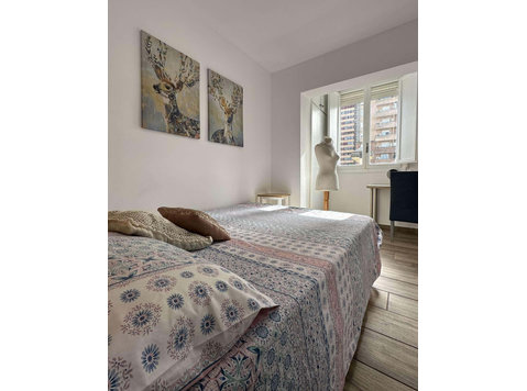 Single Bed in Rooms to rent in nice 5-bedroom apartment… - Apartments