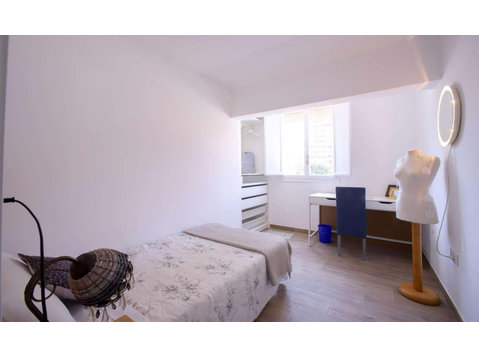 Single Bed in Rooms to rent in nice 5-bedroom apartment… - Апартаменти