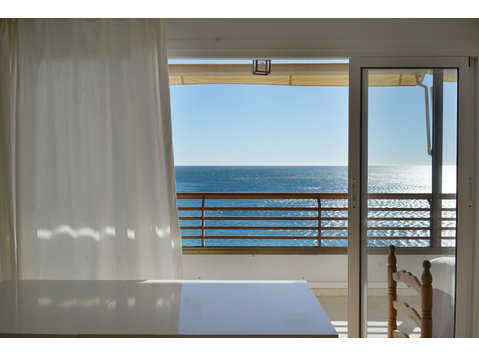 Flatio - all utilities included - The sea view room in… - WGs/Zimmer