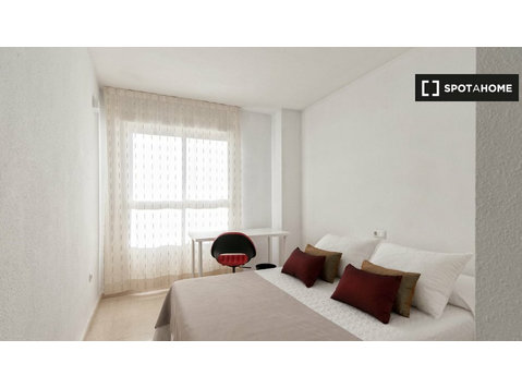 Bright Room for rent in Pio XII, Alicante - For Rent