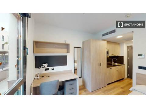 Room for rent in 1-bedroom apartment in Alicante - Za iznajmljivanje