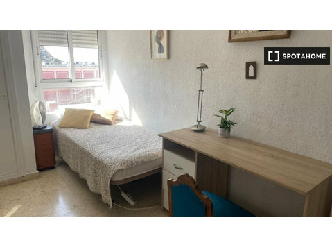 Alicante'de kiralık 3 yatak odalı dairede kiralık oda - Kiralık