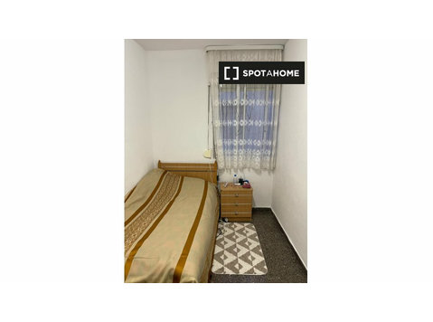 Room for rent in 3-bedroom apartment in Alicante, Alicante - Aluguel