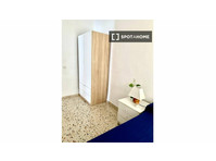 Room for rent in 3-bedroom apartment in Altea, Alicante - Izīrē