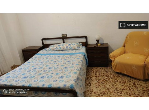 Room for rent in 3-bedroom apartment in Benalua, Alicante - За издавање