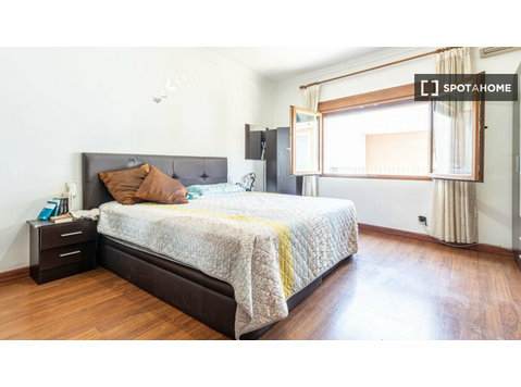 Room for rent in 3-bedroom apartment in Dénia, Alicante - Disewakan