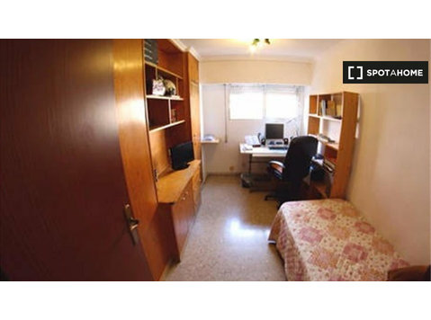 Alacant, Alacant'ta 4 yatak odalı dairede kiralık oda - Kiralık
