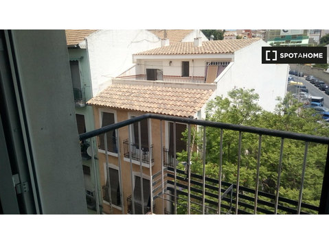 Alicante'de 4 yatak odalı dairede kiralık oda - Kiralık