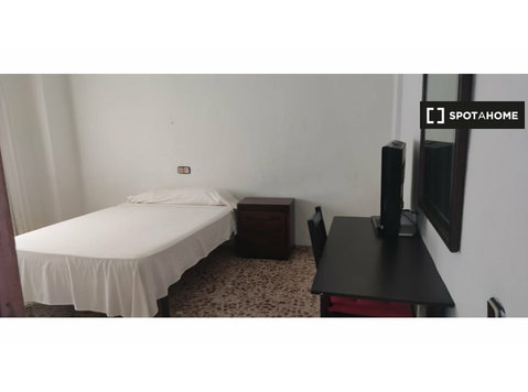 Se alquila habitación en piso de 4 habitaciones en Alicante - Alquiler