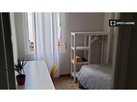 Chambre à louer dans un appartement de 4 chambres à Sant… - À louer