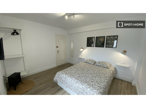 Chambre à louer dans un appartement partagé de 3 chambres à… - À louer