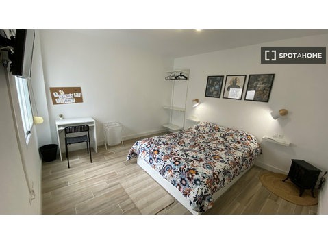 Zimmer zu vermieten in einer 3-Zimmer-Wohngemeinschaft in… - Zu Vermieten