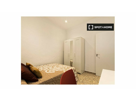Pokój we wspólnym mieszkaniu w Alicante - Do wynajęcia