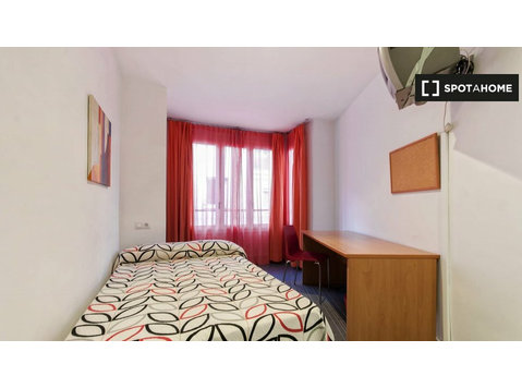 Pokój we wspólnym mieszkaniu w Alicante - Do wynajęcia