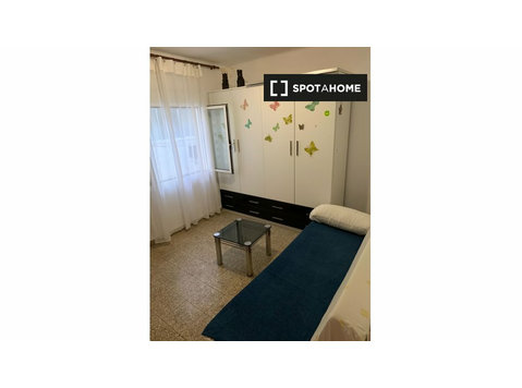Rooms for rent in 3-bedroom apartment in Virgen Del Remedio- - De inchiriat