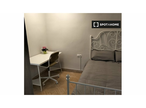 Pokoje do wynajęcia w 4-pokojowym mieszkaniu w Alicante - Do wynajęcia