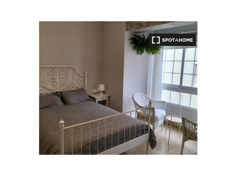 Alicante'de 4 yatak odalı dairede kiralık odalar - Kiralık