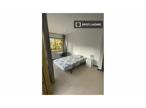 Rooms for rent in 4-bedroom apartment in Alicante - Til leje