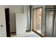 Rooms for rent in 4-bedroom apartment in Alicante - השכרה