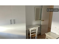Rooms for rent in 4-bedroom apartment in Alicante - Под Кирија