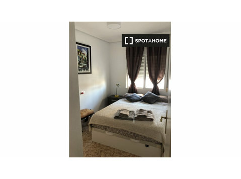 Alicante'de 4 yatak odalı dairede kiralık odalar - Kiralık