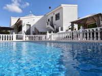 4 bed, 3 bath Detached Quesada Villa