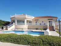 Catral, stunning perfectly maintained 4 bed villa