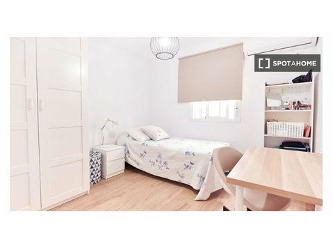 Zimmer zu vermieten in einer Wohngemeinschaft in Sevilla - Zu Vermieten