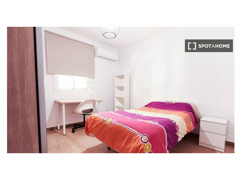 Zimmer zu vermieten in einer Wohngemeinschaft in Sevilla - K pronájmu