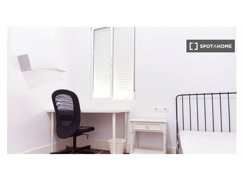 Zimmer zu vermieten in einer Wohngemeinschaft in Sevilla - De inchiriat