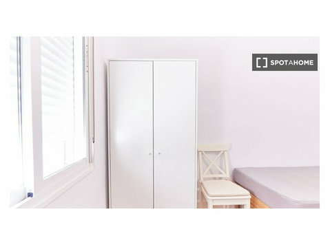 Zimmer zu vermieten in einer Wohngemeinschaft in Sevilla - Kiralık