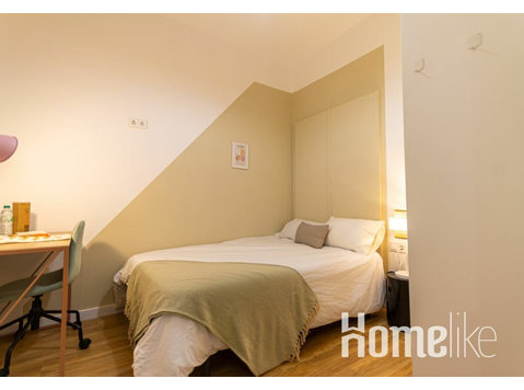Komplett möbliertes und ausgestattetes Doppelzimmer - Общо жилище