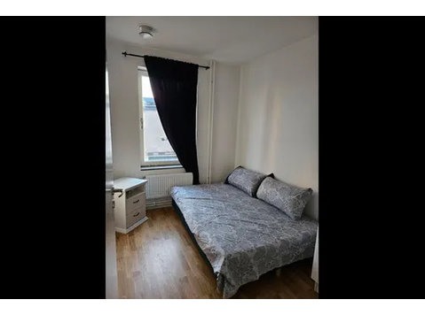 Private Room in Shared Apartment in Kärrtorp - Общо жилище