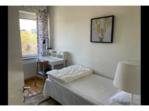 Private Room in Shared Apartment in Råsunda - Stanze
