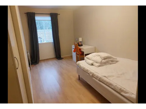 Private Room in Shared Apartment in Stuvsta-Snättringe - Woning delen