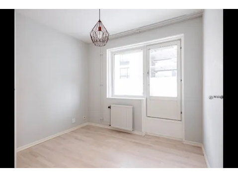 Private Room in Shared Apartment in Upplands Väsby Västra - Woning delen