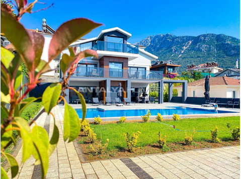4+1 Villa in Fethiye Oludeniz Suited on 700 m² Plots of Land - דיור