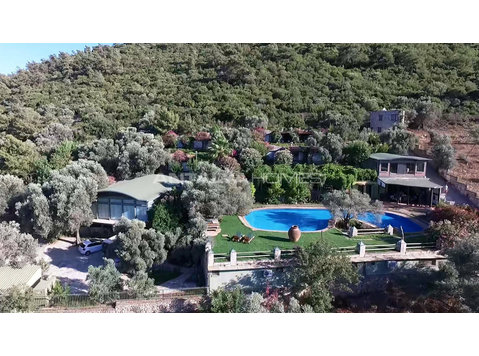 Country Houses Amidst Greenery in Bodrum - דיור