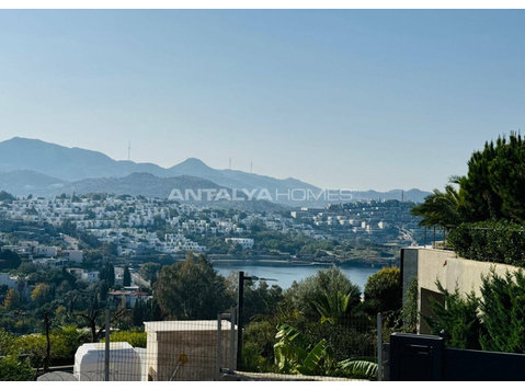Detached House with Pool in a Gated Community in Yalıkavak - Residência