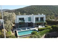 Detached House with Private Swimming Pool and Garden in… - Woonruimte