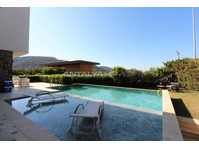 Detached House with Private Swimming Pool and Garden in… - السكن