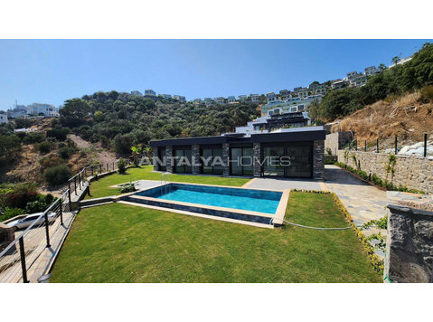 Detached Single Story Houses with Private Pools in Bodrum - Bolig
